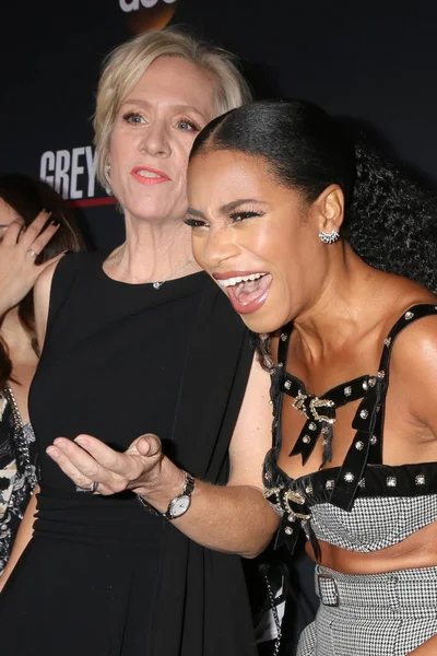 Producer Betsy Beers, actress Kelly McCreary — Stock Photo, Image