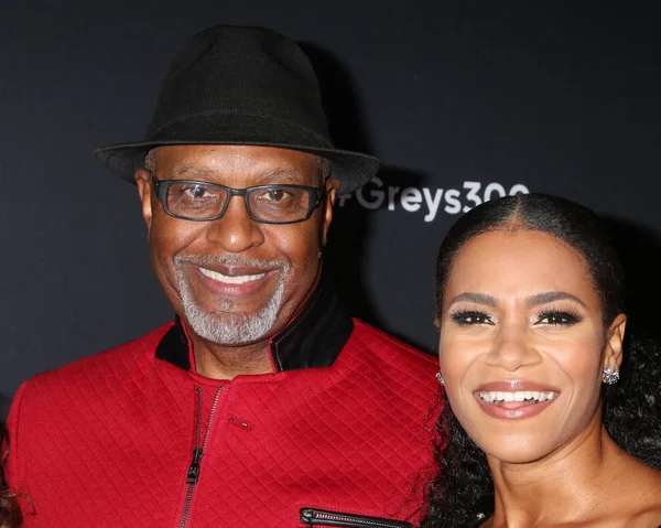 Actors James Pickens Jr with Kelly McCreary — Stock Photo, Image