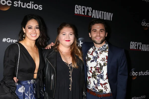 Jeanine Mason, Jaicy Elliot, Jake Borelli — Zdjęcie stockowe