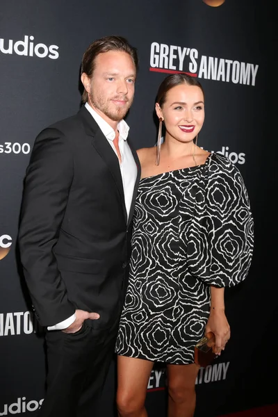 Actors Matthew Alan with Camilla Luddington — Stock Photo, Image