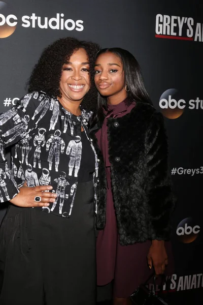 Productor Shonda Rhimes con hija — Foto de Stock