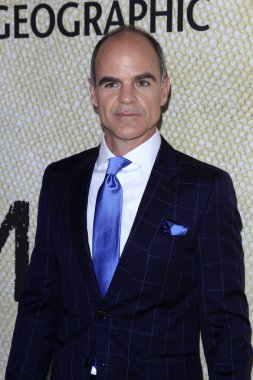 aktör Michael Kelly