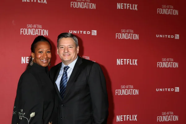 Embajador Nicole Avant y empresario Ted Sarandos — Foto de Stock