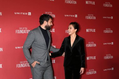 oyuncuları Tom Cullen ve Tatiana Maslany
