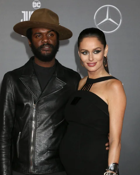 Músico Gary Clark Jr y modelo Nicole Trunfio — Foto de Stock