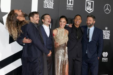Jason Momoa'ya, Henry Cavill, Ezra Miller, Gal Gadot, Ray Fisher, Ben Affleck