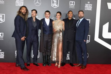 Jason Momoa'ya, Henry Cavill, Ezra Miller, Gal Gadot, Ray Fisher, Ben Affleck