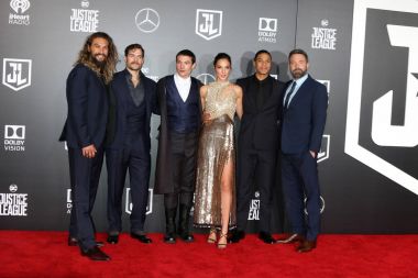 Jason Momoa'ya, Henry Cavill, Ezra Miller, Gal Gadot, Ray Fisher, Ben Affleck