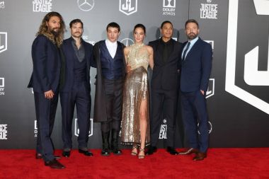 Jason Momoa'ya, Henry Cavill, Ezra Miller, Gal Gadot, Ray Fisher, Ben Affleck