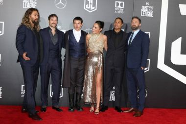 Jason Momoa'ya, Henry Cavill, Ezra Miller, Gal Gadot, Ray Fisher, Ben Affleck