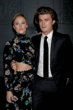 Aktris Maika Monroe ve aktör Joe Keery