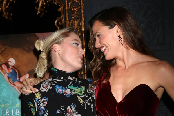 Les actrices Jennifer Garner et Maika Monroe — Photo