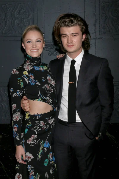 Actress Maika Monroe and actor Joe Keery — Stock Photo, Image