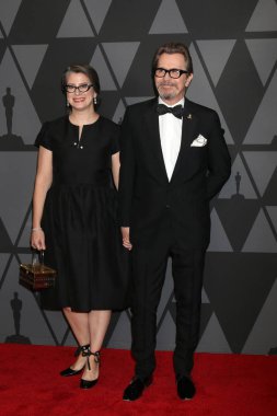 Aktör Gary Oldman ve Gisele Schmidt galibi 9 yıllık valiler Ödülleri Dolby Ballroom Los Angeles, Ca