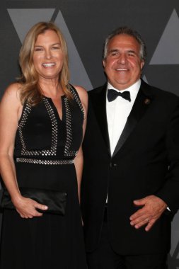 Aktris Mimi Gianopulos ve Paramount CEO'su Jim Gianopulos galibi 9 yıllık valiler Ödülleri Los Angeles, Ca Dolby Ballroom resimleri