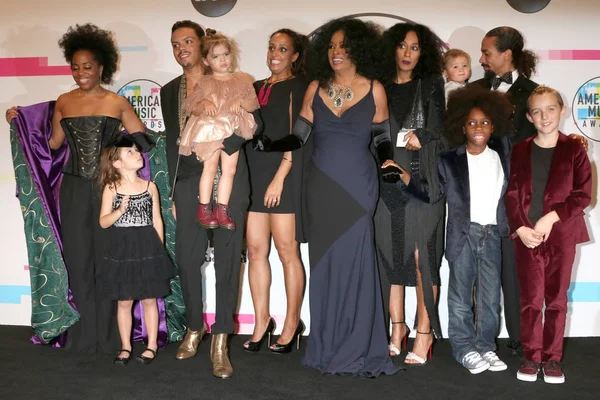 Chanteuse Diana Ross avec petits-enfants et enfants — Photo