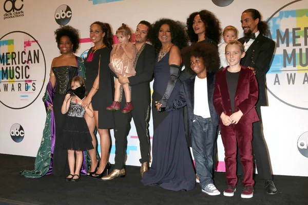 Chanteuse Diana Ross avec petits-enfants et enfants — Photo