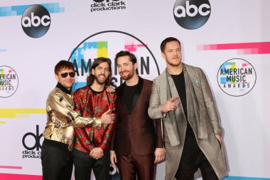 Ben Mckee, Daniel Wayne vaaz, Daniel Platzman, Dan Reynolds, Los Angeles, Ca Microsoft Tiyatrosu'nda 2017 Amerikan Müzik Ödülleri'nde ejderha hayal