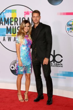 Chrishell Stause aktörlerin ve Justin Hartley Los Angeles, Ca Microsoft Tiyatrosu'nda 2017 Amerikan Müzik Ödülleri'nde