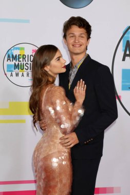 Dansçı Violetta Komyshan ve sinema oyuncusu Ansel Elgort Amerikan Müzik Ödülleri 2017 Microsoft Theater Los Angeles, Ca