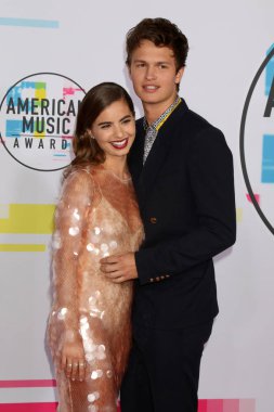 Dansçı Violetta Komyshan ve sinema oyuncusu Ansel Elgort Amerikan Müzik Ödülleri 2017 Microsoft Theater Los Angeles, Ca