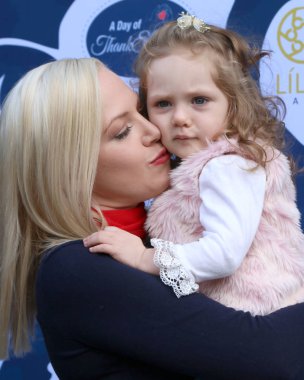 Aktris Adrienne Frantz ve Diono, Amelie Bailey sunar teşekkür ve Kuzey Hollywood, Ca Garland Otel'de veren bir günün