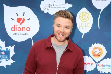 Teşekkürler ve Kuzey Hollywood, Ca Garland Otel'de veren bir günün aktör Brett Davern, Diono sunar
