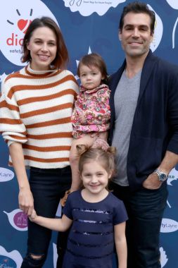 Aktörler Kaitlin Vilasuso ve Kuzey Hollywood, Ca Garland Otel'de Diono sunar A gün, teşekkür ve vermek, çocuklu Jordi Vilasuso