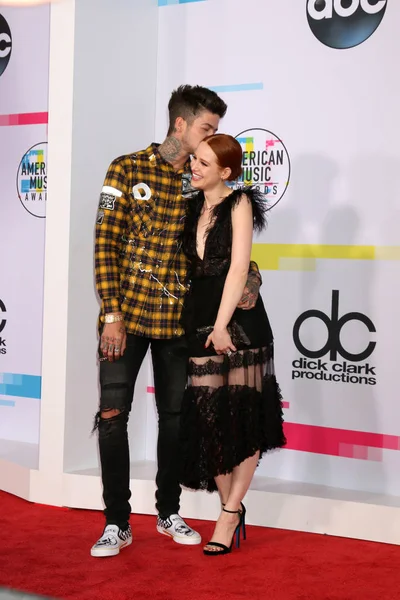 Artysta Muzyczny Travis Mills Aktorka Madelaine Petsch American Music Awards — Zdjęcie stockowe