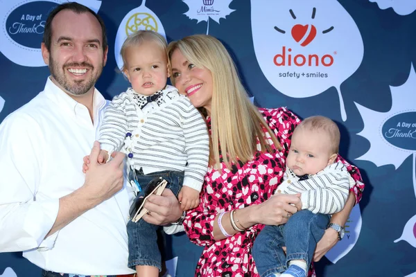 Schauspielerin Virginia Williams Und Bradford Bricken Mit Kindern Diono Präsentiert — Stockfoto