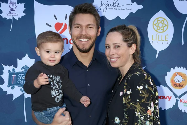 Schauspieler Scott Clifton Und Nicole Lampson Mit Ford Robert Clifton — Stockfoto