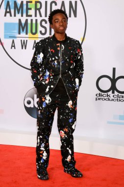 Los Angeles, Ca Microsoft Tiyatrosu'nda 2017 aktör Caleb Mclaughlin Amerikan Müzik Ödülleri