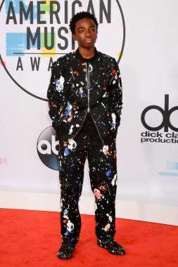 Los Angeles, Ca Microsoft Tiyatrosu'nda 2017 aktör Caleb Mclaughlin Amerikan Müzik Ödülleri