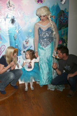  Adrienne Frantz, Amelie Bailey, Elsa taklitçi, Scott Bailey