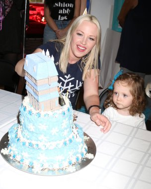  Adrienne Frantz, Amelie Bailey