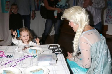  Amelie Bailey, Elsa taklitçi