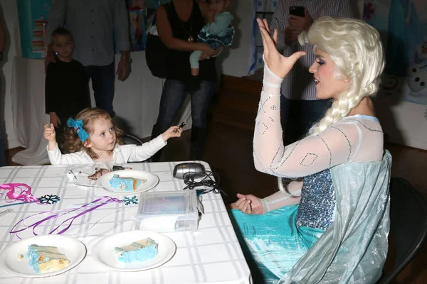 Amelie Bailey, Elsa Impersonator — Fotografie, imagine de stoc