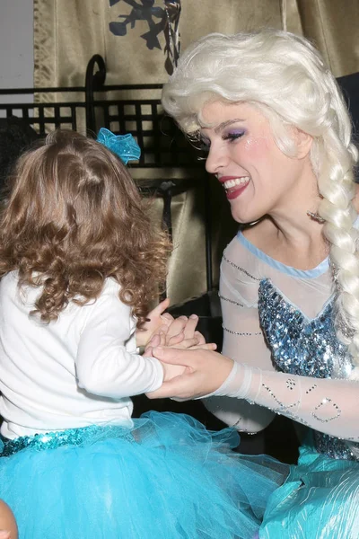 Elsa taklitçi, Amelie Bailey 