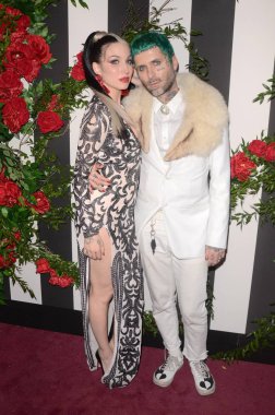  Mynxi Mhitei, Sebastian White