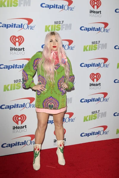 징 글 볼 2017에 Kesha — 스톡 사진