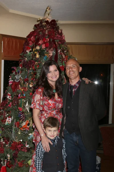 Heather Tom, James Achor, Zane Achor julfest — Stockfoto