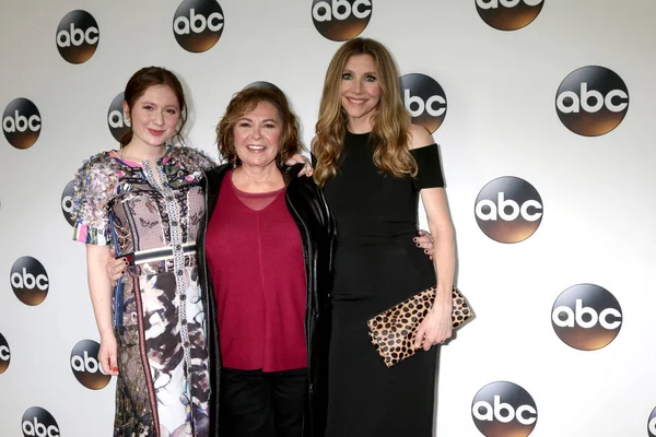 Emma Kenney, Roseanne Barr, Sarah Chalke — kuvapankkivalokuva