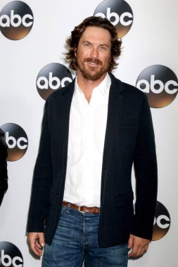 aktör Oliver Hudson