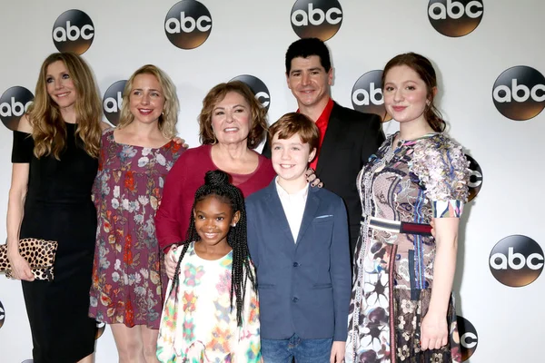 Sarah Chalke, Lecy Goranson, Roseanne Barr, Invitados. Michael Fishman, Emma Kinney — Foto de Stock