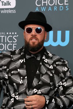 aktör Chris Sullivan