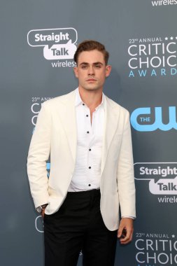 aktör Dacre Montgomery