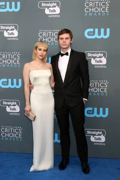 Emma Roberts, Evan Peters — Photo