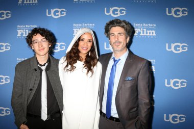 Kai Miles arazi, Dania Ramirez, Bev Land 