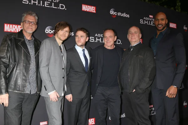 Jeffrey Bell, Jed Whedon, Iain De Caestecker, Clark Gregg, Jeph Loeb, Henry Simmons — Foto de Stock