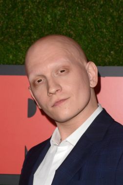 aktör Anthony Carrigan